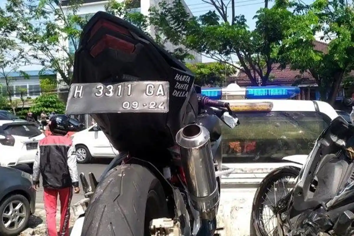 Della Menangis Bersimpuh di Lokasi Kecelakaan yang Menewaskan Pacarnya