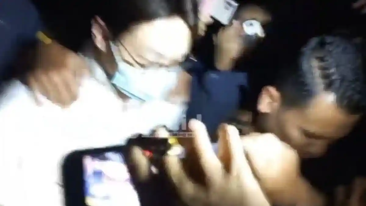 Tangan Diborgol dan Kepala Tertunduk, Richard Lee Diduga Diamankan Polisi