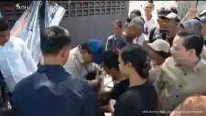 Prabowo-peluk-bocah-korban-banjir-Bali.jpg
