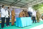 TANDA-TANGAN-PERGUB-Gubernur-NTT-Melki-Laka-Lena-saat-menandatangani.jpg