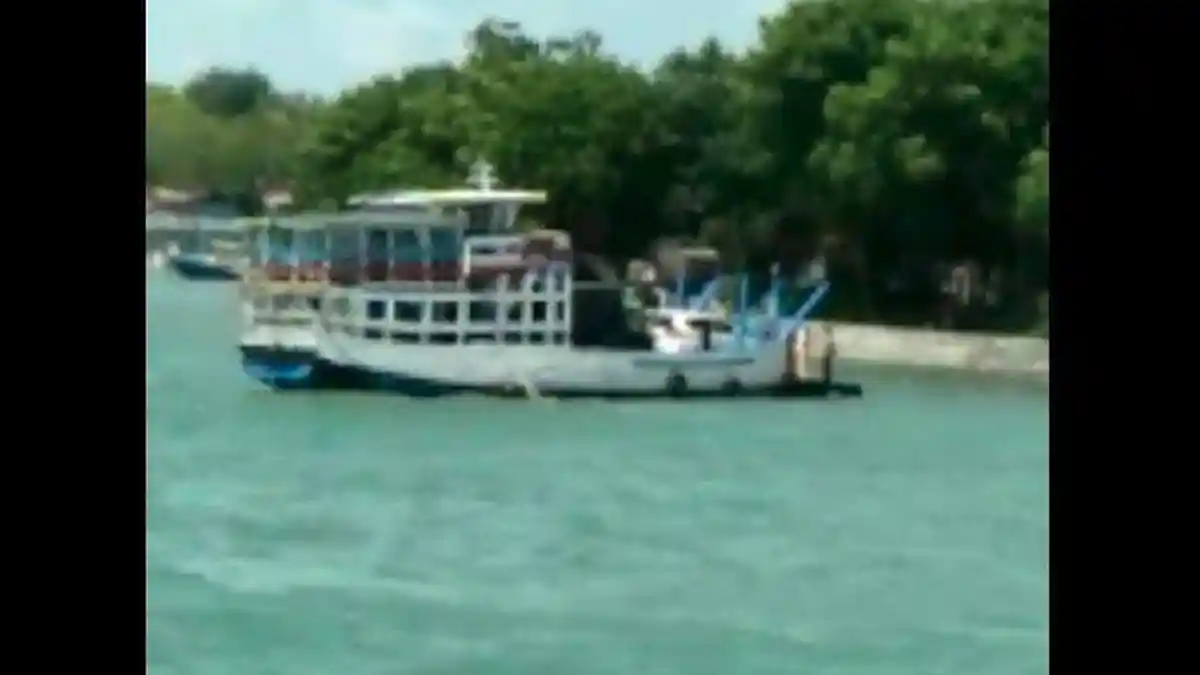 Kapal Tongkang Karjon Terseret Arus di Pelabuhan Kalianget