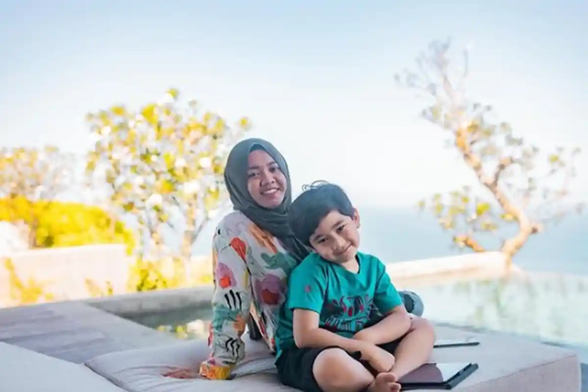 Jadi Pengasuh Rafathar Sejak Putra Raffi Ahmad Itu Kecil, Mbak Lala Berangkatkan Ibu & Adiknya Umrah