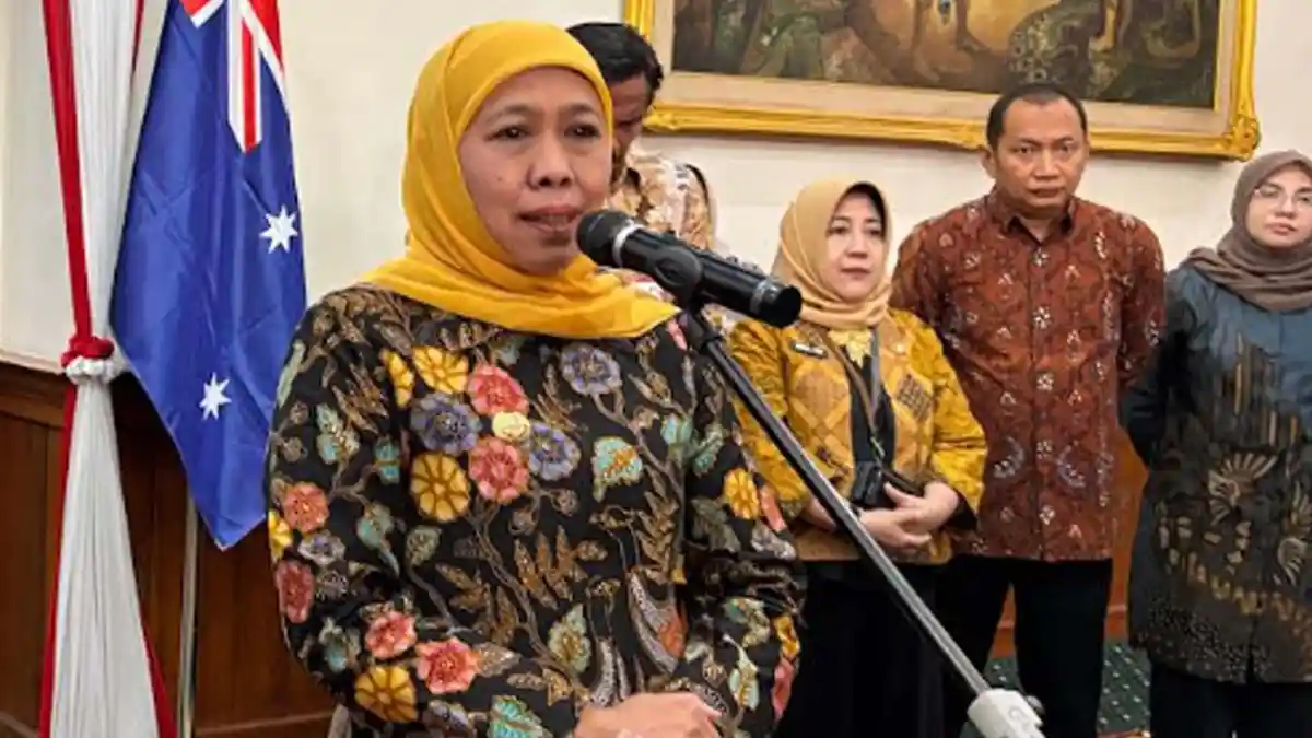 Rutinitas Gubernur Khofifah Bagikan Bendera Merah Putih, Larang Kibarkan Bendera One Piece