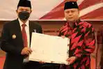 Wali-Kota-Madiun-Maidi-serah-terima-bantuan-keuangan-parpol.jpg