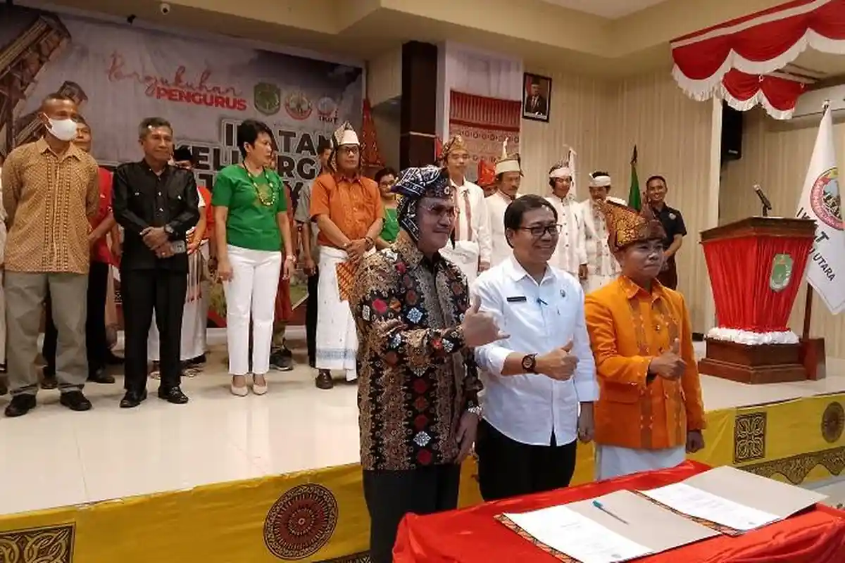 Frederik Kalalembang Lantik Rael Rabang Matasik Jadi Ketua IKaT Luwu Utara Periode 2022-2025
