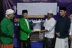 KH-Ali-Fikri-Warist-saat-mendaftar-ke-DPD-NasDem-Sumemep-sebagai.jpg