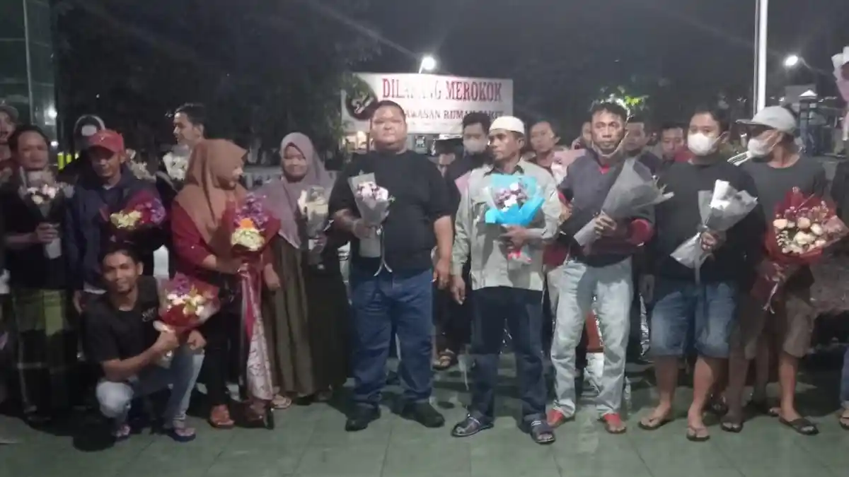 Solidaritas Warga Boyolali, Bawa Buket Bunga Jenguk Relawan Ganjar Korban Kekerasan Oknum TNI