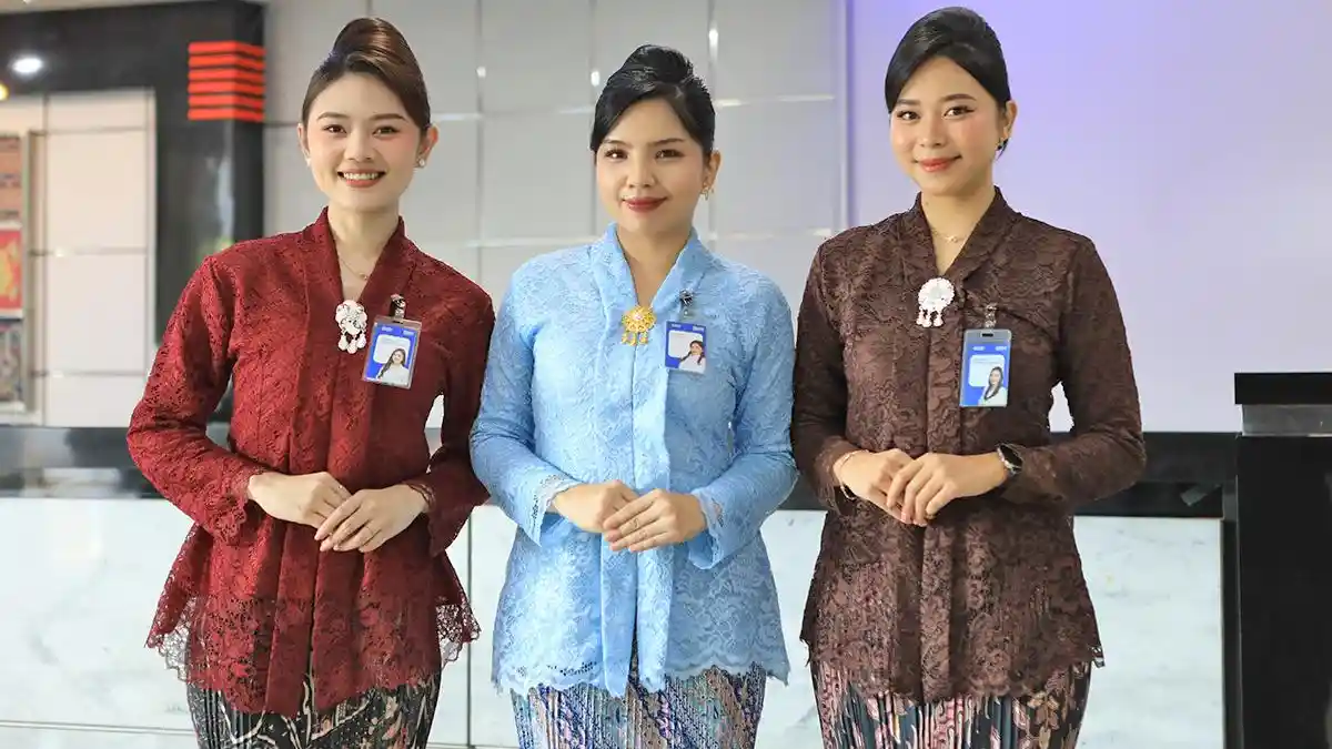 Frontliner BRI Kanca Manado Tampil Anggun dengan Kebaya Saat Melayani Nasabah di Hari Kartini