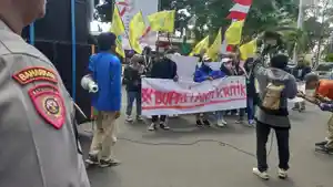Aksi-PC-PMII-Tuban-bawa-raport-merah-untuk-Bupati-Tuban.jpg