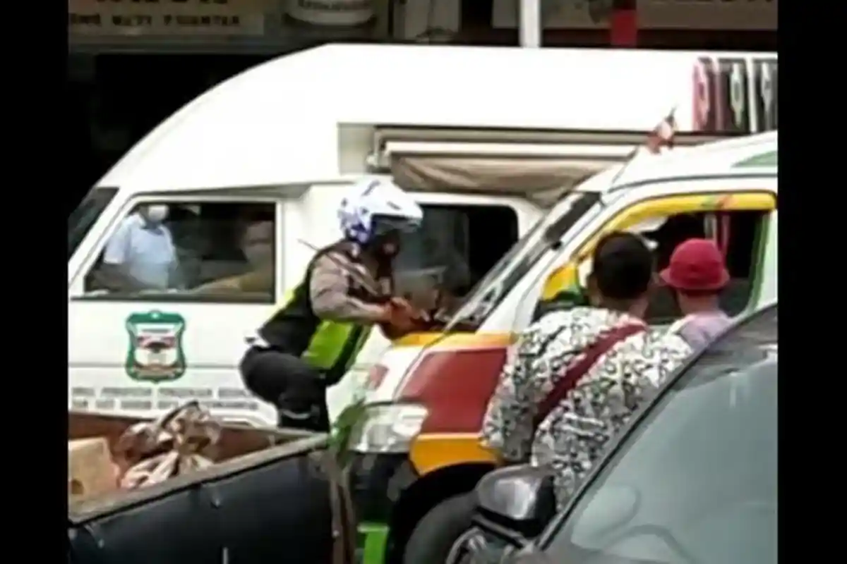 Mengurai Kemacetan di Jalan, Sopir Angkot Sengaja Tabrak Polisi dan Terseret Hingga 5 Meter