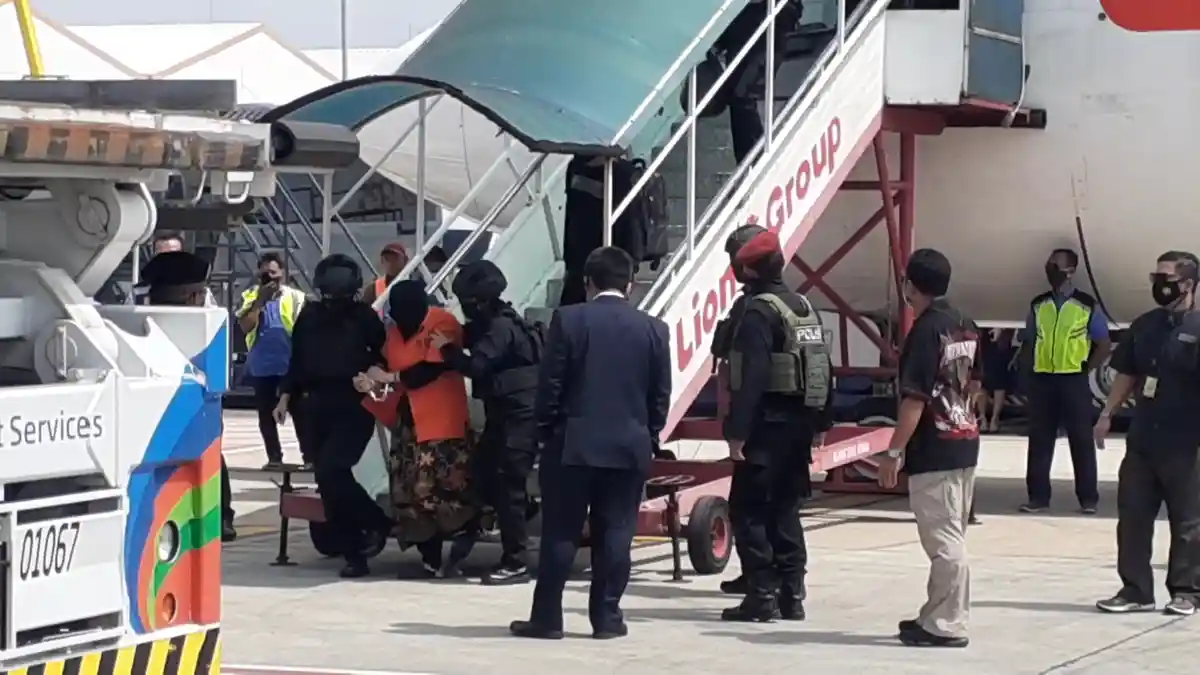 Mata Ditutup, Kaki Dirantai, 26 Tersangka Teroris dari Makassar dan Gorontalo Tiba di Bandara Soetta