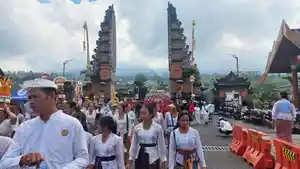 Sopir-Pariwisata-Mengeluh-Pelayanan-Guide-di-Pura-Besakih.jpg