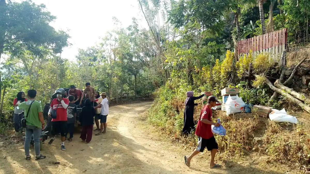 Kades Bulu Tellue Bagikan Sembako ke Korban Kebakaran