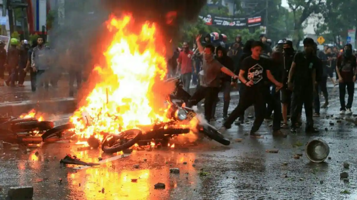 BREAKING NEWS: Demo Ricuh Depan Unismuh, 6 Sepeda Motor Milik Polisi Dibakar - mahaiswa-bakar-motor-patroli-polisi_20161028_194100.jpg