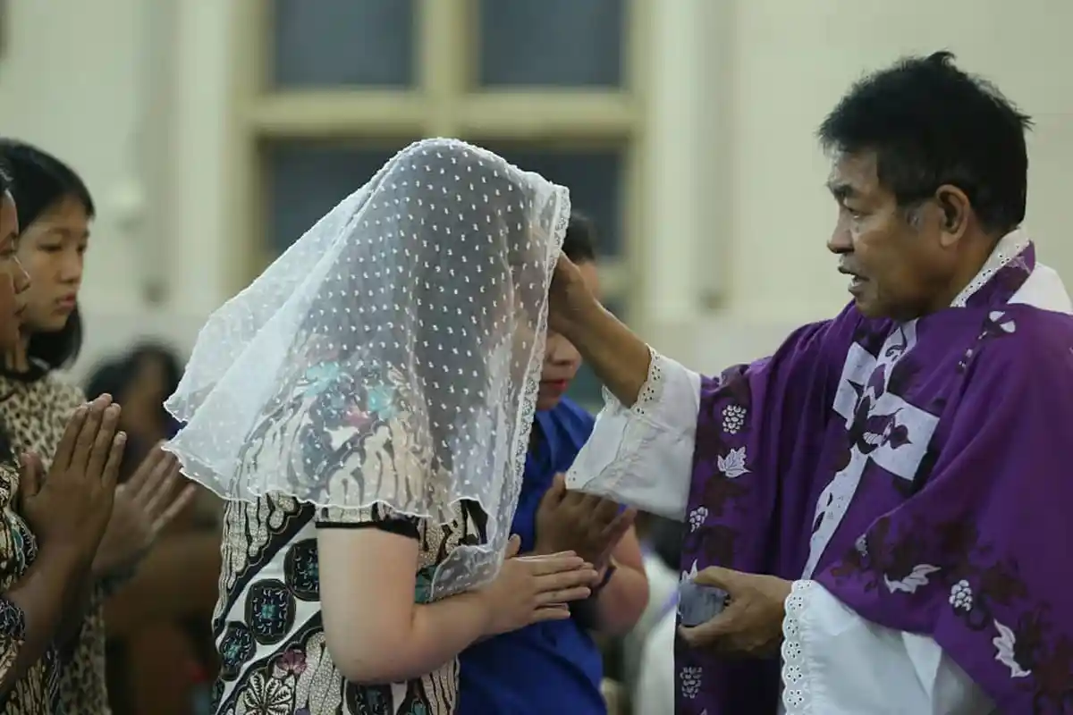 FOTO: Perayaan Misa Rabu Abu di Gereja Santa Maria Fatima Pekanbaru - pastor-antong-konseng.jpg