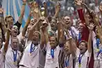 tim-putri-amerika-serikat-merayakan-keberhasilan-meraih-gelar-ketiga-piala-dunia_20150706_103515.jpg