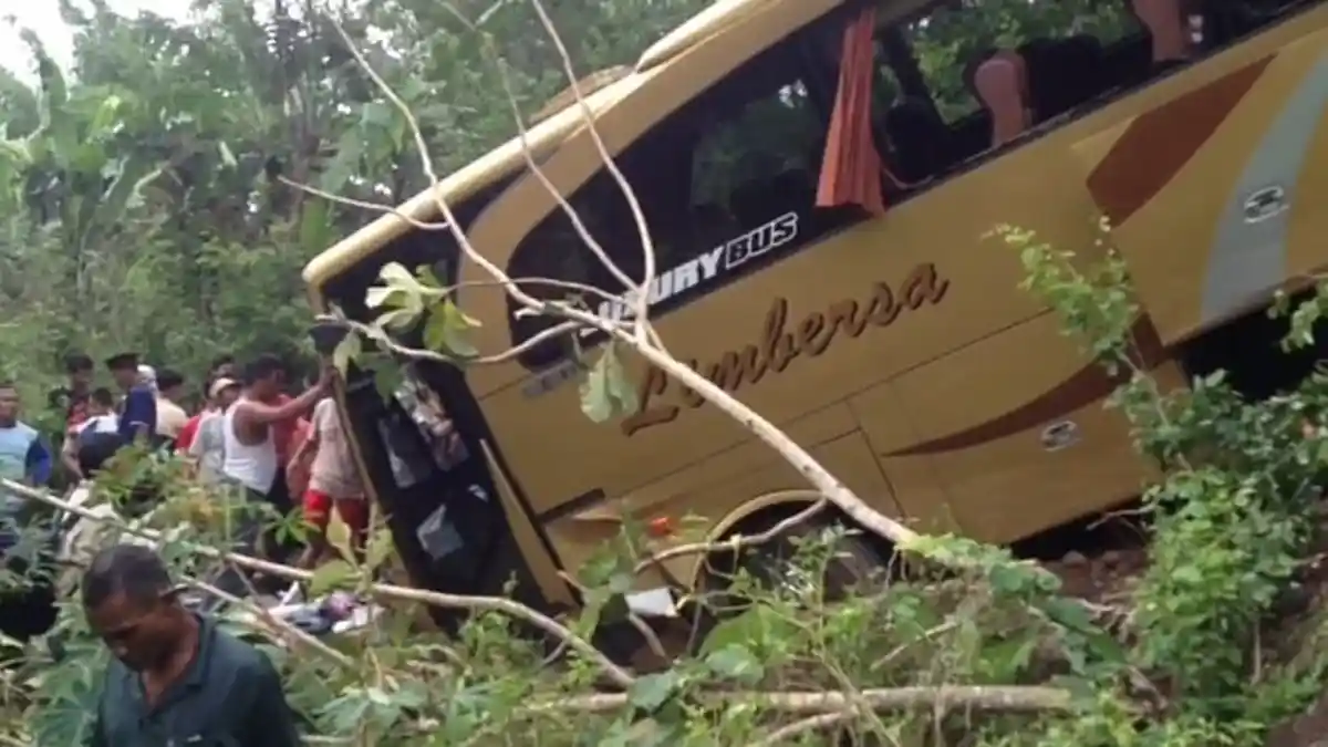 BREAKING NEWS : Bus Rombongan Wisatawan dari Palembang Terperosok ke Jurang di Bantul