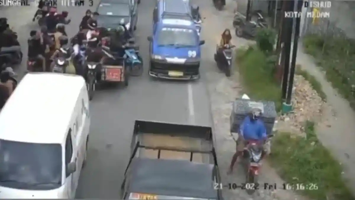 Gerombolan Remaja Pakai Seragam Sekolah Rampas Dua Sepeda Motor di Jalan, Pelaku Bawa Senjata Tajam