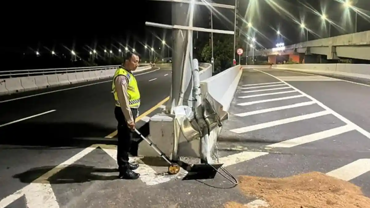 Kecelakaan di Tol Bali Mandara, Mobil Hilang Kendali, Tabrak Pembatas ...