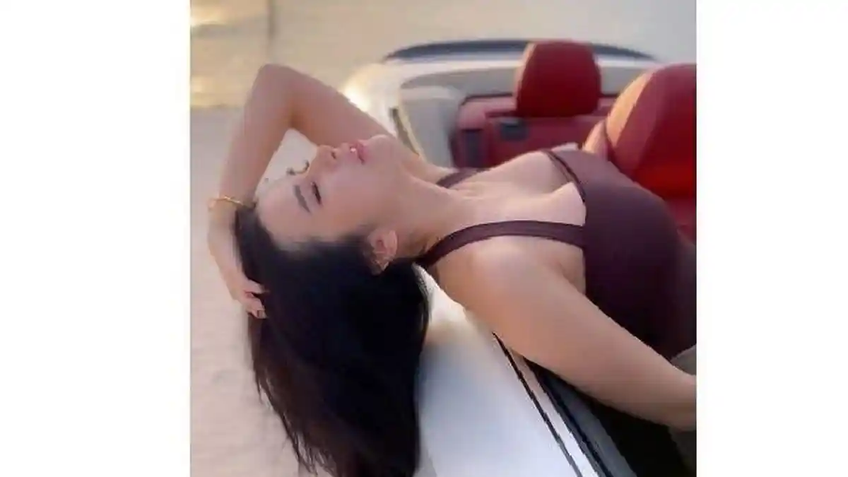 Artis Cantik Ini Pamer Pose Menggoda di Atas Mobil Mewah di Pinggir Pantai, Warganet Bilang Begini