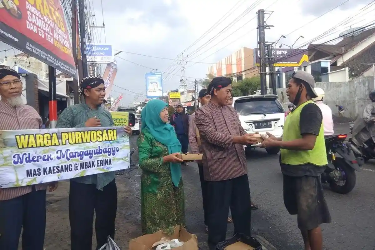 Mangayubagya Pernikahan Kaesang dan Erina, Warga Purwosari Bagi-bagi Makanan di Jalan Kaliurang 