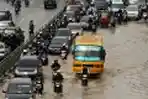 Luapan Kali Ciliwung Genangi Jalan KH Abdullah Syafei