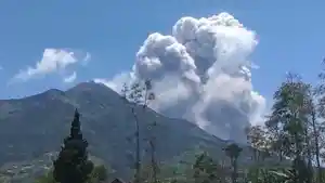 Gunung-Merapi-kembali-muntahkan-awan-panas-guguran.jpg