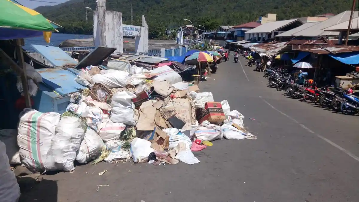 Sampah Tak Diangkut Seminggu, Bau Busuk Teror Pembeli Pasar Ulu