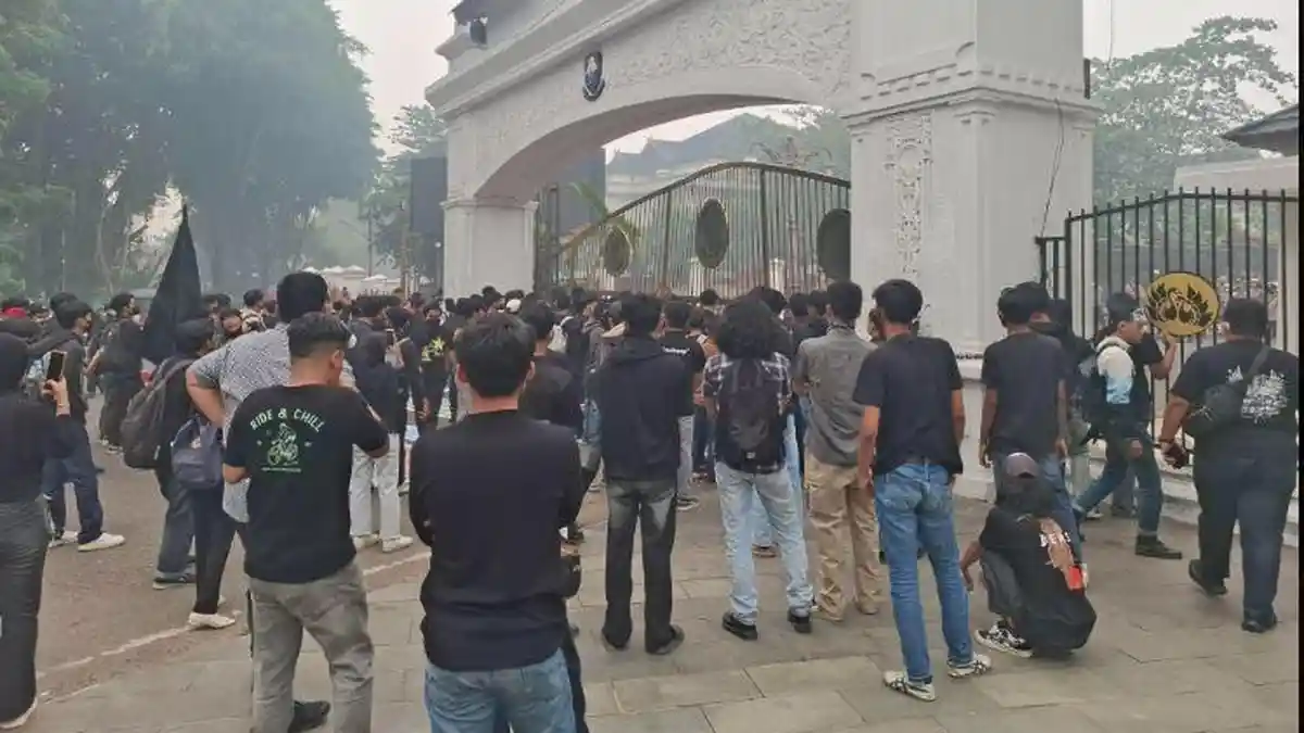 Mahasiswa Tertahan di Gerbang Kantor Gubernur Jambi, Massa Coba Terobos Masuk