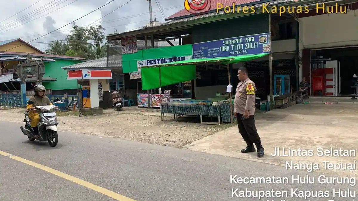 Personel Polsek Hulu Gurung dan Polsek Mentebah Laksanakan Pengamanan di Pasar Juadah 
