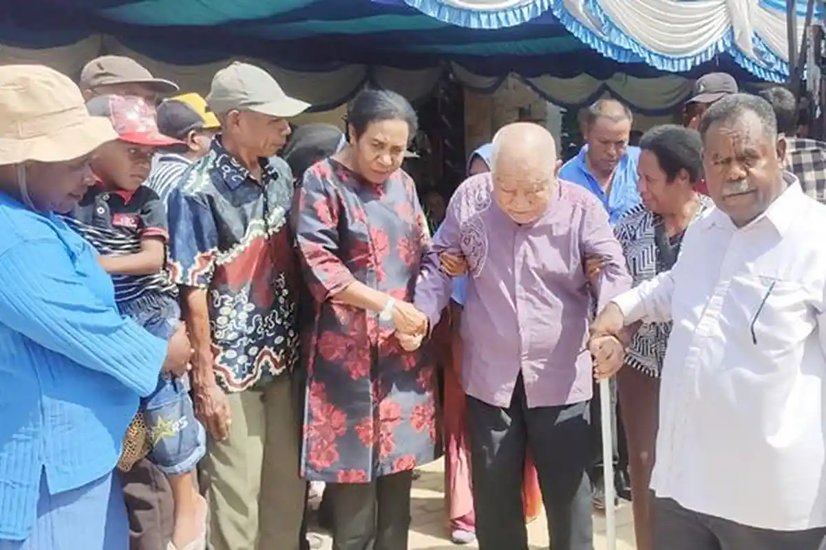 Gelar "Open House" Natal 2024, Gubernur Papua Barat Daya Terpilih Elisa Kambu Layani Ratusan Tamu