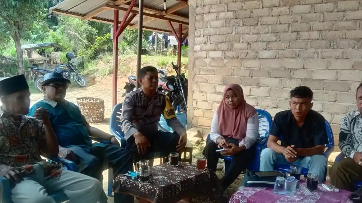 Bhabinkamtibmas Polsek Barumun Tengah Hadiri Musdes 2023 Ingatkan Penggunaan Anggaran Tepat Sasaran