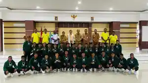 Pose-bersama-usai-acara-pelepasan-tim-Persami-Maumere-U-17.jpg