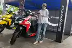 MOTOR-LISTRIK-Model-berpose-di-samping-motor-listrik-Indomobil.jpg