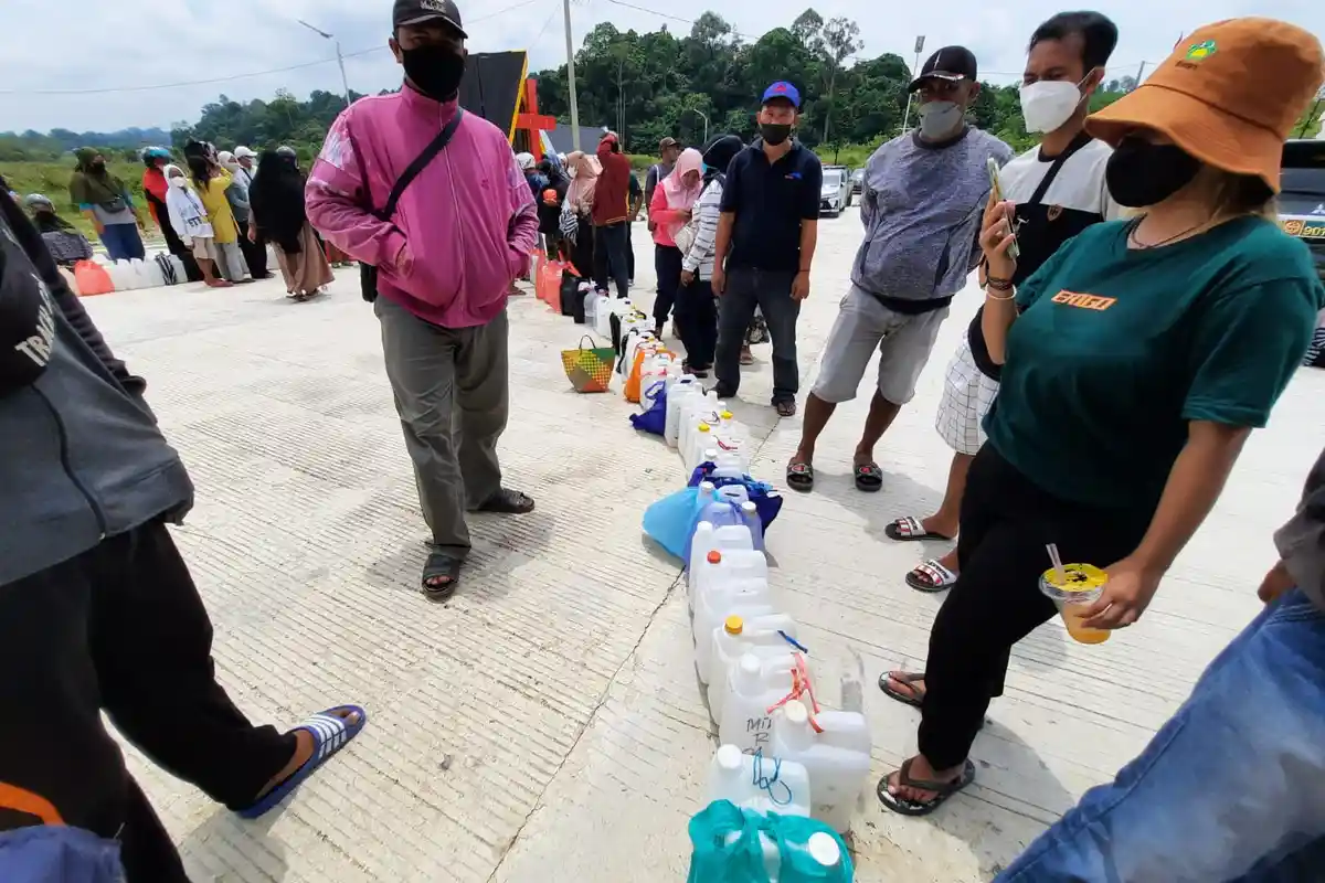 Warga Rela Antre Beli Minyak Goreng Curah dan Vaksin di Kampung Pancasila di Samarinda