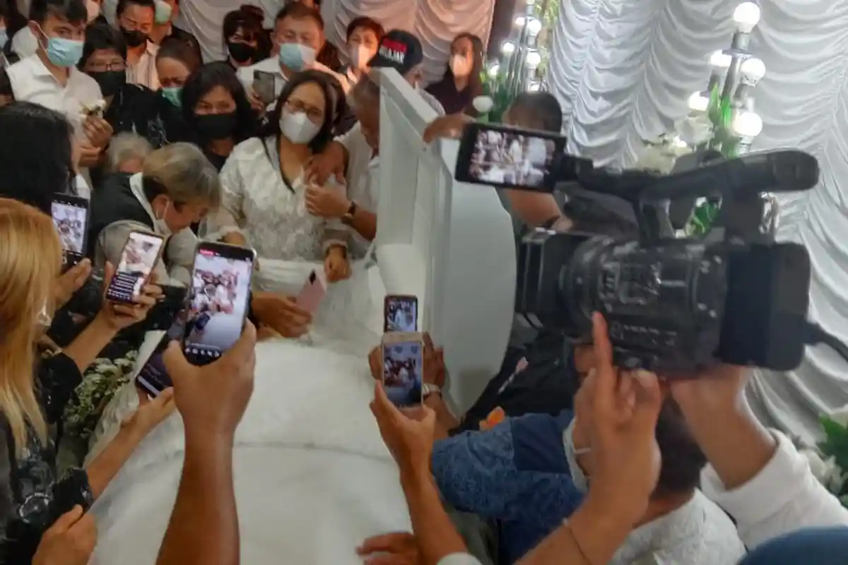 Tangis Haru Pelayat Warnai Pemakaman Grace karundeng Mahasiswi Asal Manado yang Tewas di Kanada