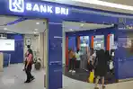 Nasabah-bertransaksi-di-outlet-BRI-Digital-Lounge-Mantos-3-akhir-pekan-lalu-hfghfghfghfgh.jpg