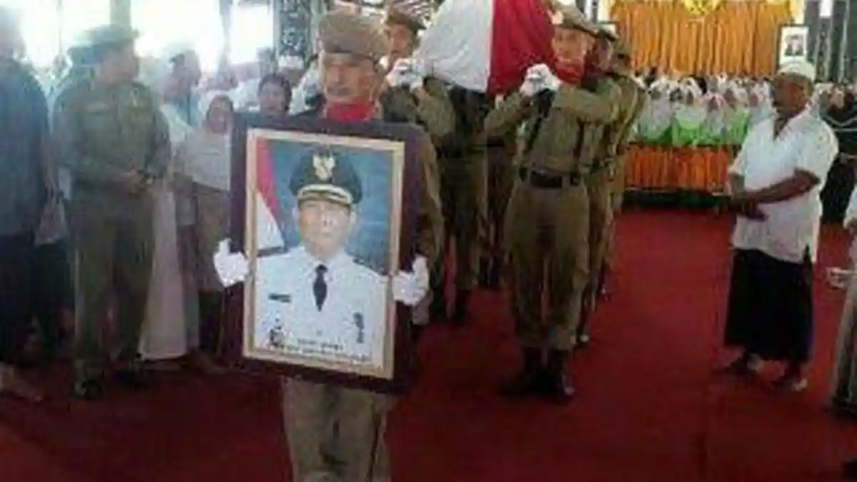 Ribuan Warga Demak Hadiri Pemakaman Bupati Demak Dachirin Said - bupati-demak-dachirin-said-dimakamkan_20160214_104619.jpg