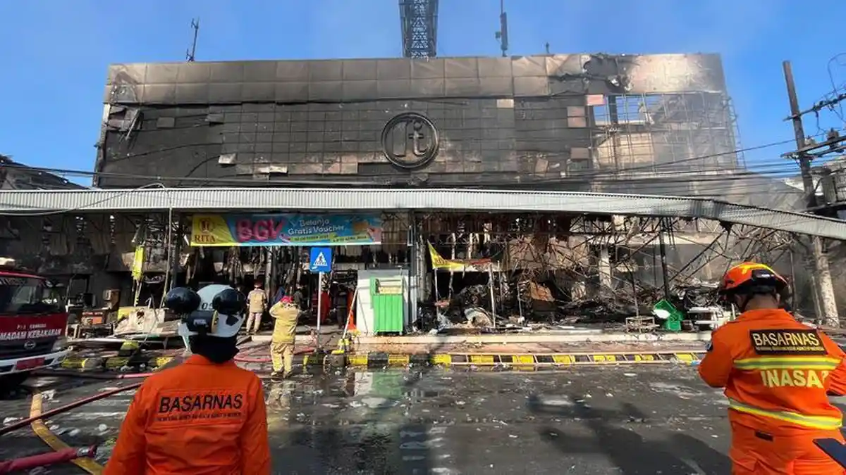 Kebakaran Rita Pasaraya Cilacap Padam, Seluruh Bangunan Tiga Lantai Hangus