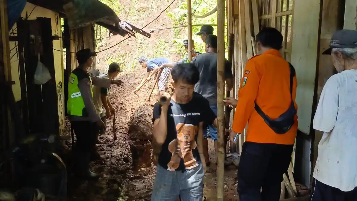 Longsor Tebing Timpa Rumah Warga Wonoharjo Kebumen