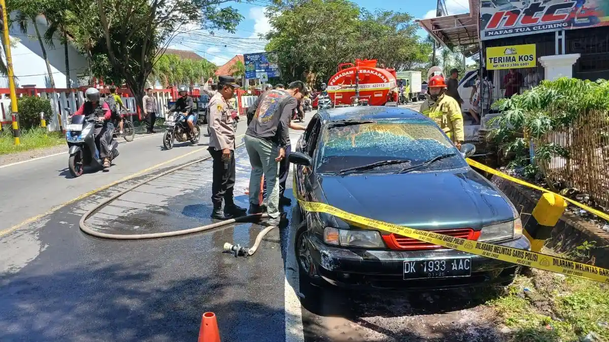 Mobil Sedan Terbakar saat Melintas di Jalan Raya Cluring Banyuwangi, Pengemudi Alami Luka Bakar