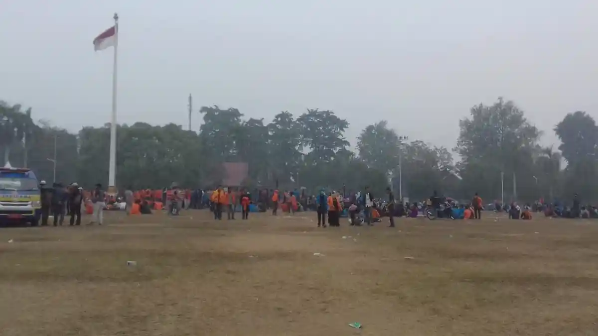 Dibubarkan Paksa, Mahasiswa Bertahan di Lapangan Kantor Gubernur Jambi, Beberapa Orang Pingsan