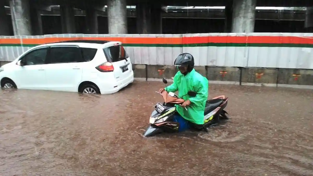 Hujan Deras, Banjir Genangi Jalan Sekitar Pancoran