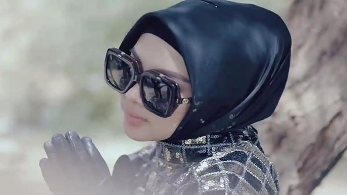 Sering Tampil Cetar, Syahrini Unjuk Kemampuan Dandani Hotman Paris