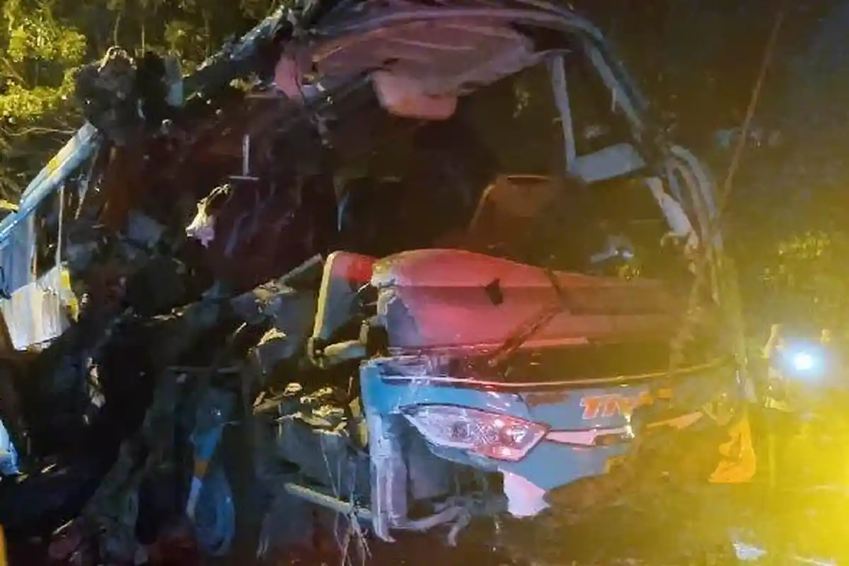 Kronologi Kecelakaan Maut Rombongan Ziarah Wali di Gresik, Sopir Diduga Mengantuk, 5 Orang Tewas