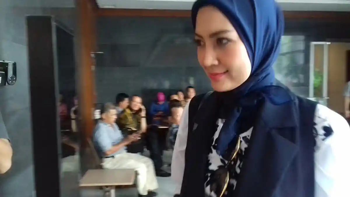 Sebelum Berencana Menikah, Irwandi dan Steffy Umroh Bersama