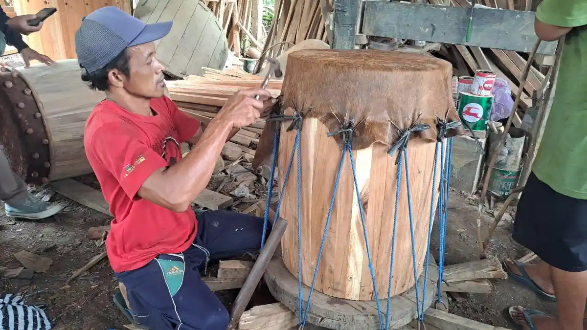 Ramadan, Pengrajin Beduk di Keniten Banyumas Kebanjiran Pesanan ...