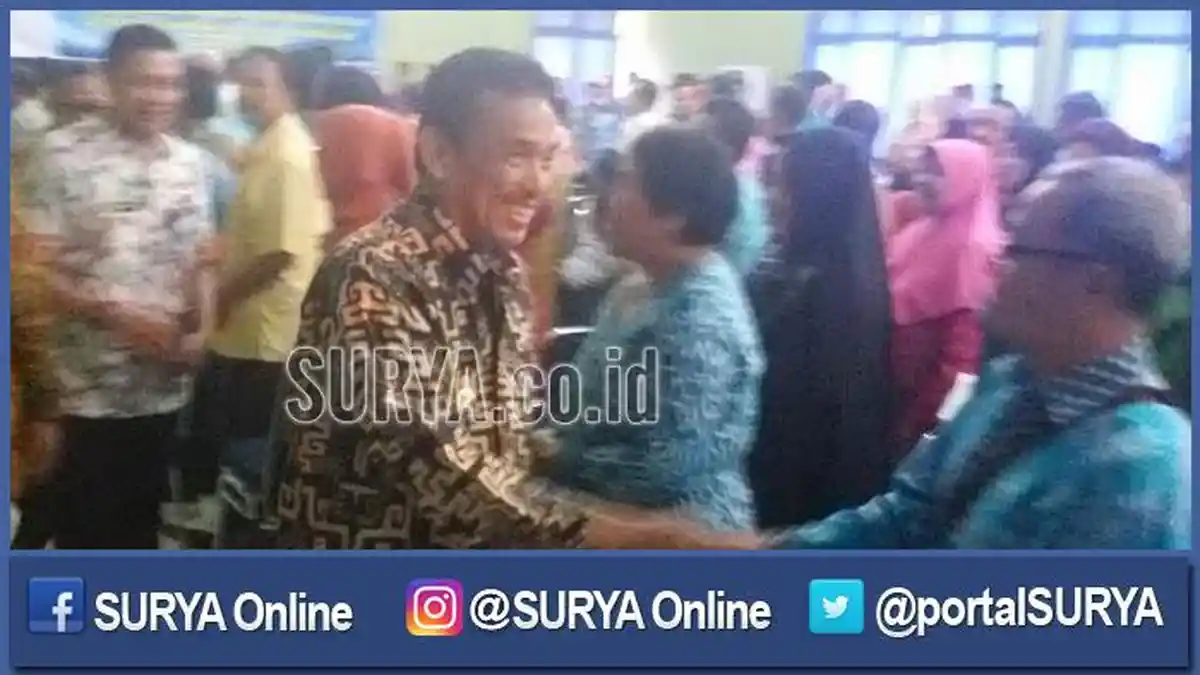 Jadi Tersangka KPK, Wali Kota Madiun Salami Warga dan Minta Maaf