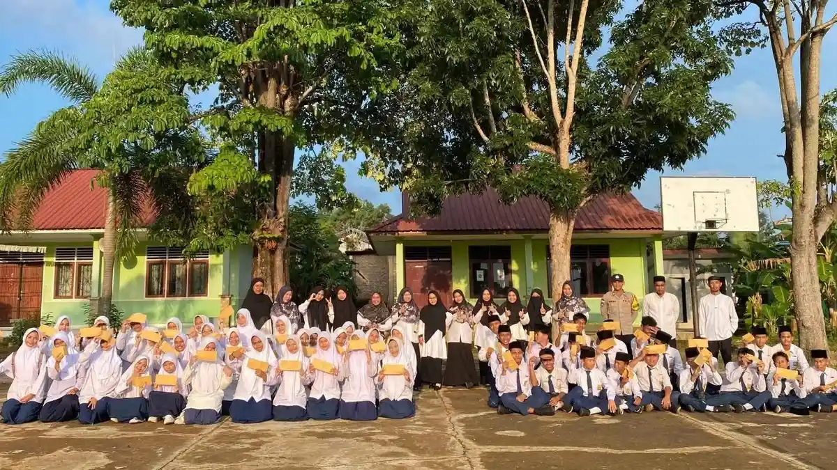Haru dan Syukur Warnai Suasana Pengumuman Kelulusan 52 Pelajar MTs Aqidatunnajin Daik Lingga
