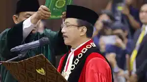 pengucapan-sumpah-Hakim-Konstitusi-Suhartoyo.jpg